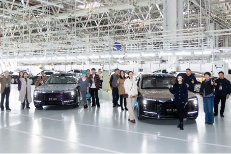 合肥银泰中心VVIP走进尊界超级工厂之旅开元棋牌智造非凡 臻选尊享华为臻选店·(图3)